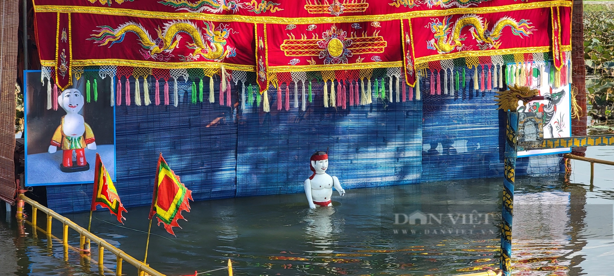 Nông dân một làng ở Hải Dương hoá thân thành nghệ nhân rối nước phục vụ du khách trẩy hội Kiếp Bạc - Ảnh 2.