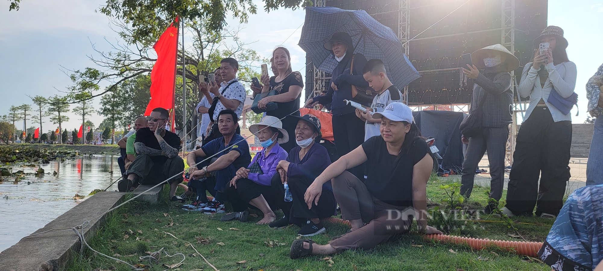 Nông dân một làng ở Hải Dương hoá thân thành nghệ nhân rối nước phục vụ du khách trẩy hội Kiếp Bạc - Ảnh 11.