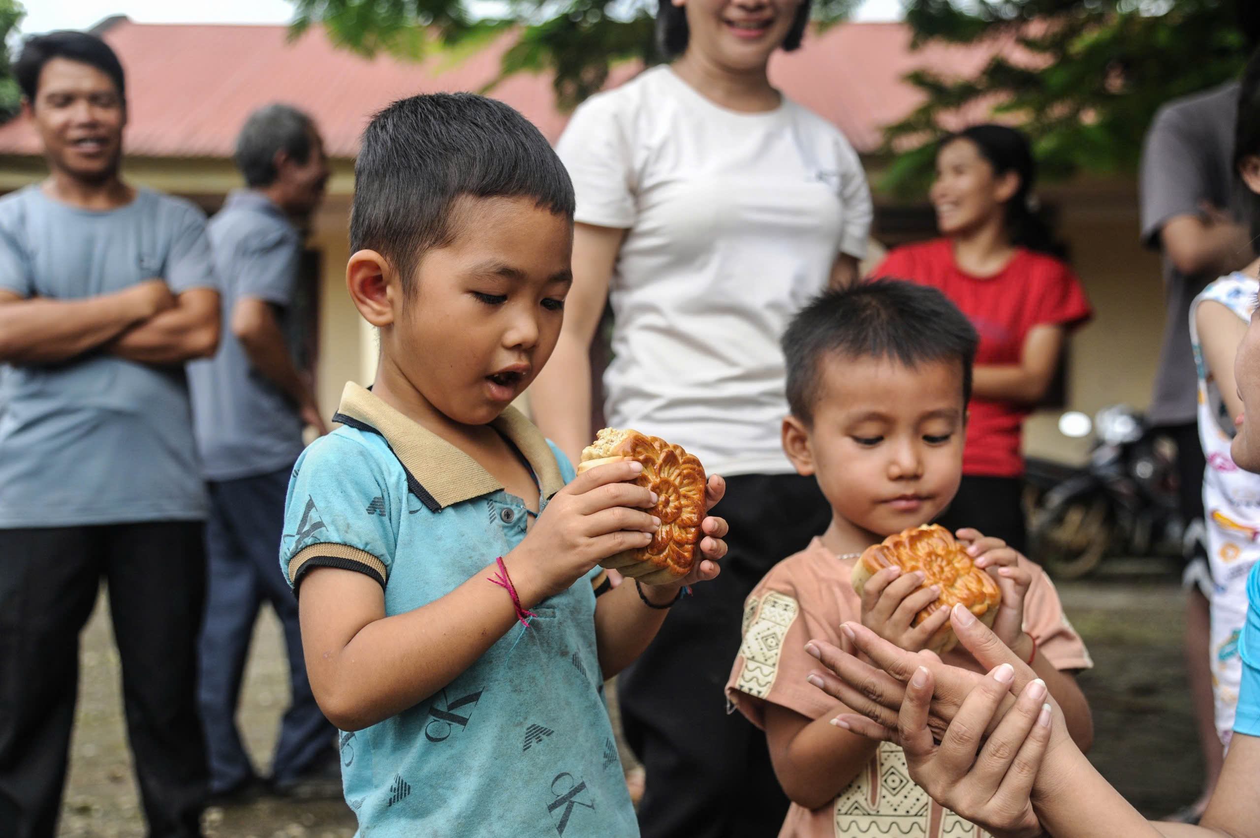 Vượt lũ mang Trung thu cho trẻ - Ảnh 9.