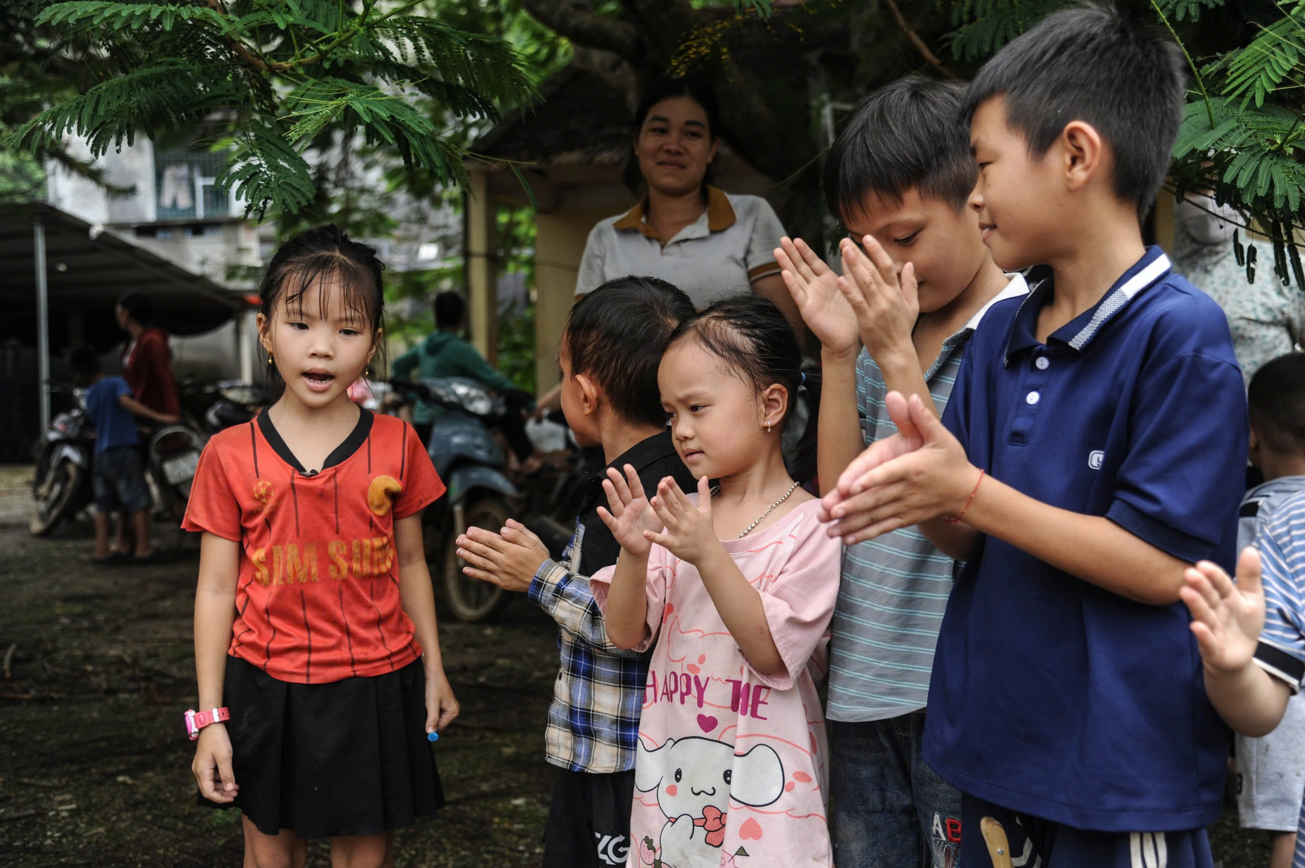 Vượt lũ mang Trung thu cho trẻ - Ảnh 3.