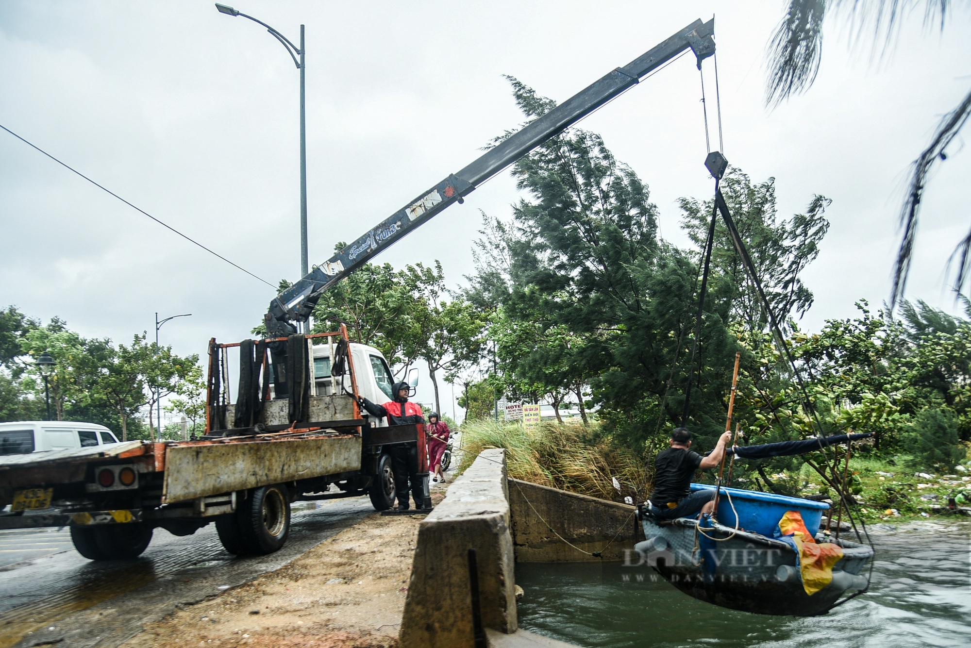 Đà Nẵng: Ngư dân di tản tàu thuyền tránh bão- Ảnh 2.