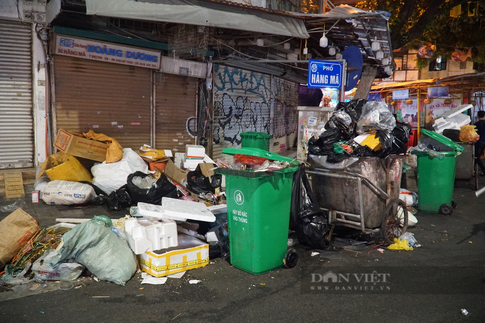 Công nhân vệ sinh môi trường chật vật dọn dẹp "biển rác" tại phố cổ Hà Nội sau đêm Trung thu - Ảnh 3.