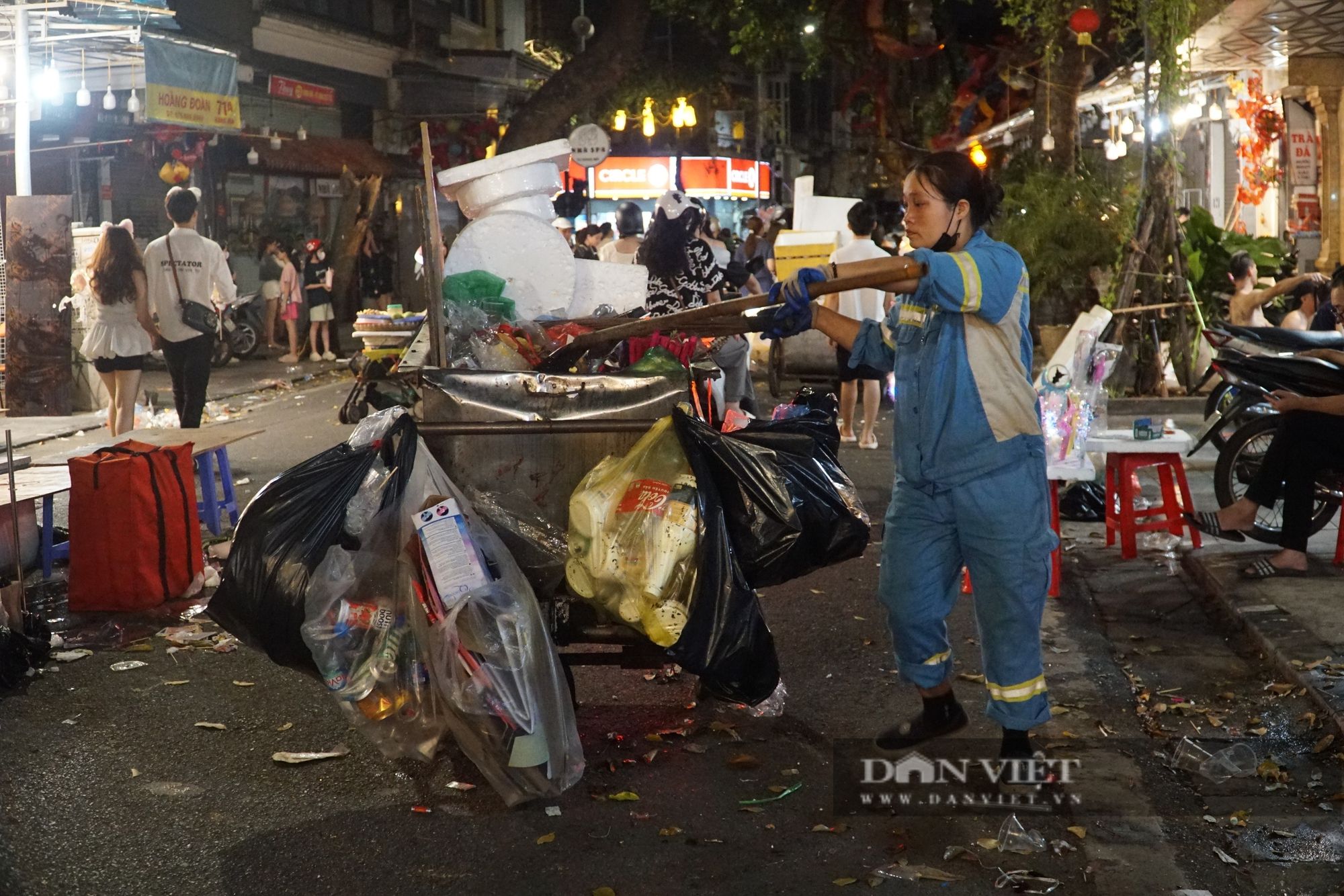 Công nhân vệ sinh môi trường chật vật dọn dẹp "biển rác" tại phố cổ Hà Nội sau đêm Trung thu - Ảnh 4.