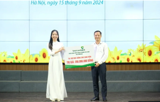 Vietcombank trao học bổng cho sinh viên Học viện Tài chính năm học 2024 - 2025 - Ảnh 1.