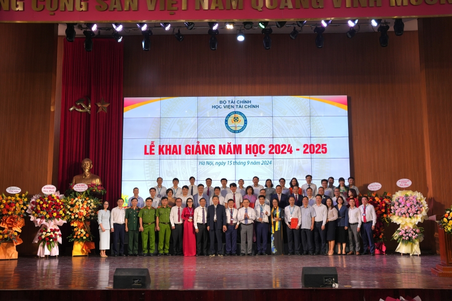 Vietcombank trao học bổng cho sinh viên Học viện Tài chính năm học 2024 - 2025 - Ảnh 2.