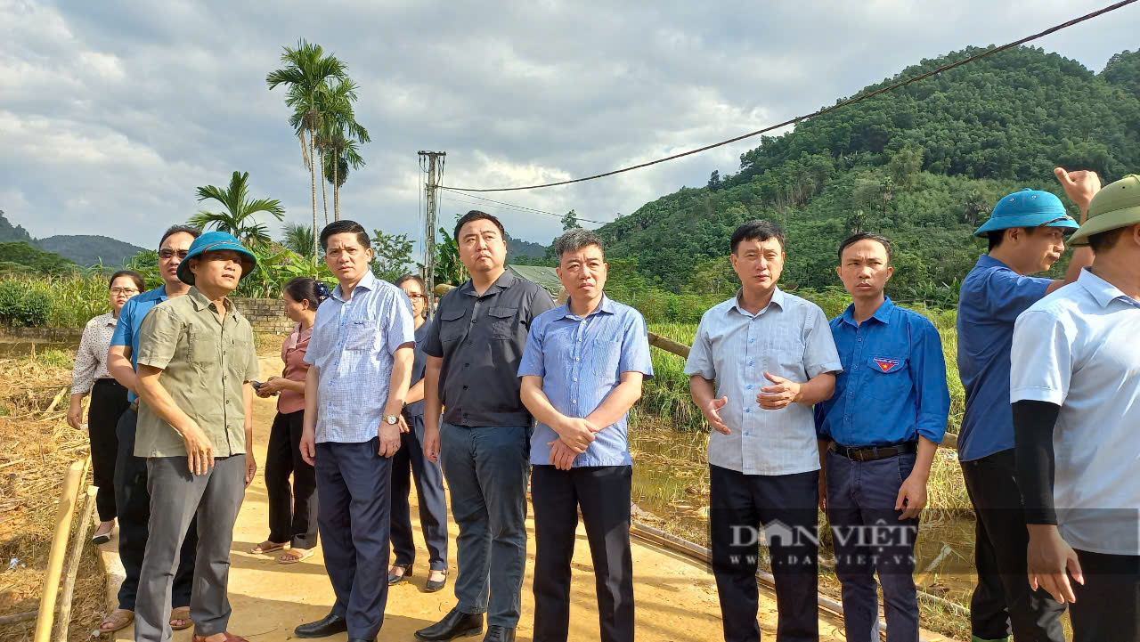 Phó Chủ tịch Hội NDVN Phạm Tiến Nam thăm, tặng quà gia đình bị ảnh hưởng bão số 3 tại Yên Bái - Ảnh 1.