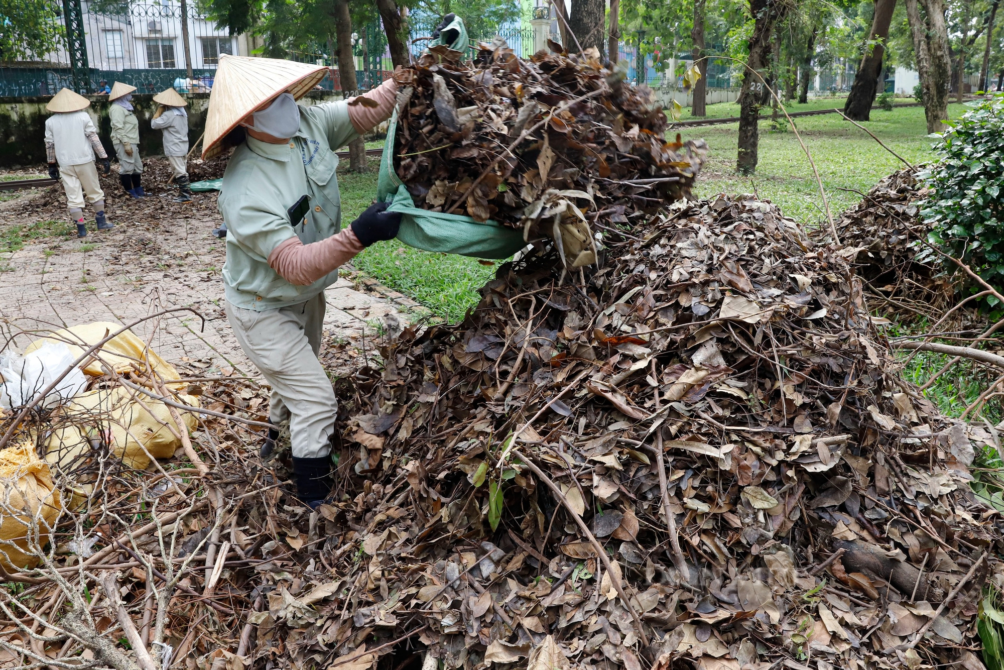 Công nhân cưa mòn lưỡi xích, công viên Hà Nội vẫn la liệt cây đổ- Ảnh 14.