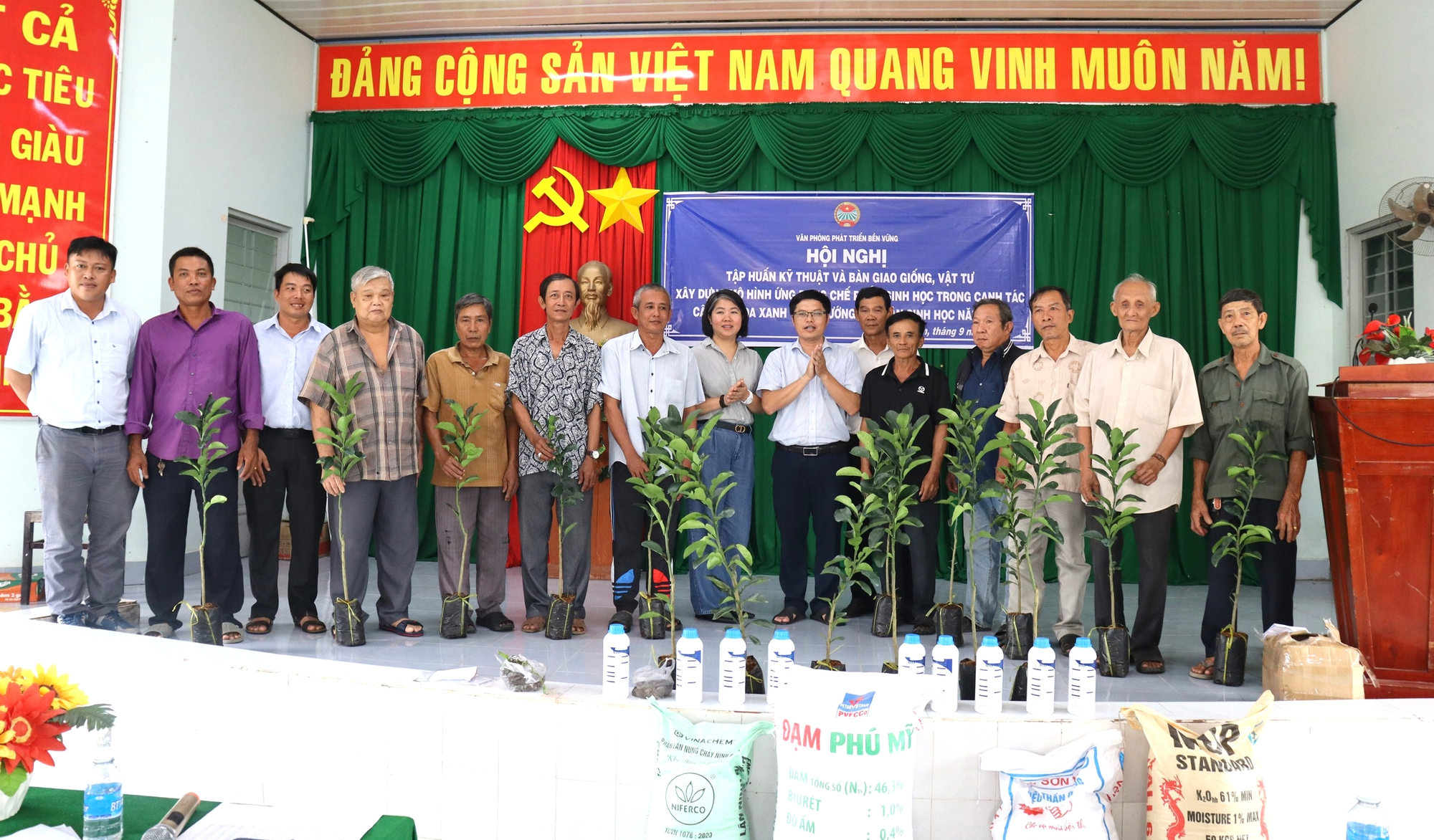 Bàn giao cây giống và hướng dẫn người dân tỉnh Bến Tre trồng bưởi da xanh theo hướng an toàn sinh học - Ảnh 1.