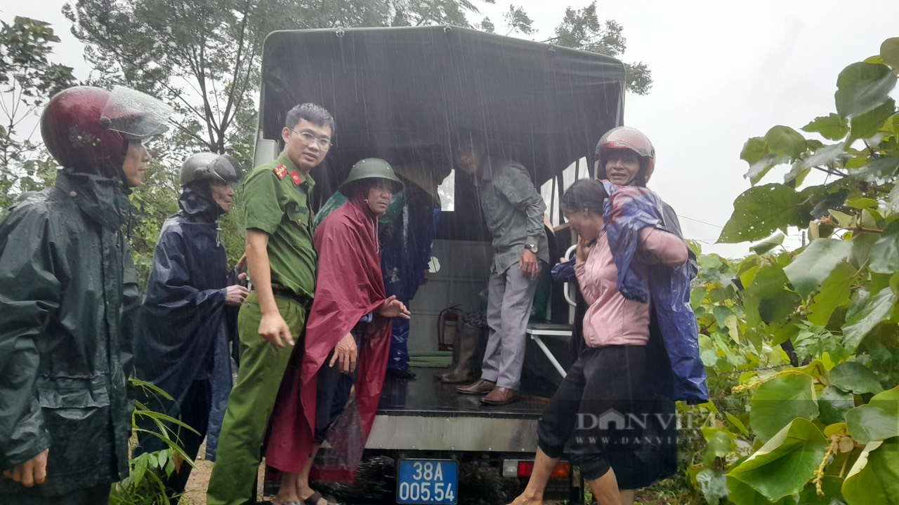 Hà Tĩnh: Lốc xoáy khiến hàng chục nhà dân tốc mái, di dời hàng chục nhà dân có nguy cơ à sạt lở đất - Ảnh 3.