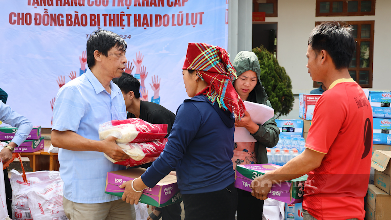 Báo Nông thôn Ngày nay/điện tử Dân Việt gửi những xuất qùa đến vùng lũ Sơn La - Ảnh 4.