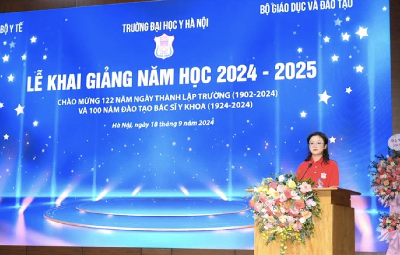 Thủ khoa đầu vào Trường Đại học Y Hà Nội 2024 với IELTS 8.0: Ông nội truyền đam mê làm bác sĩ - Ảnh 1.