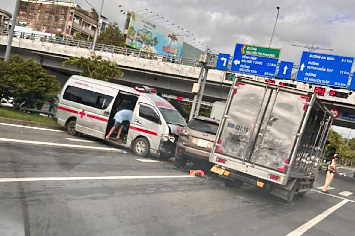 Tai nạn liên hoàn giữa 4 ô tô trên đại lộ Võ Văn Kiệt, giao thông ùn tắc nghiêm trọng - Ảnh 1.