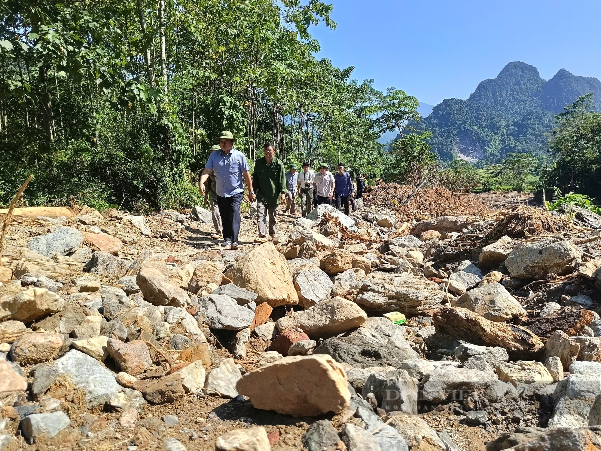 Cận cảnh dòng lũ quét từ đỉnh núi ập xuống cuốn trôi nhiều nhà cửa, tài sản của người dân ở Hà Giang- Ảnh 1.