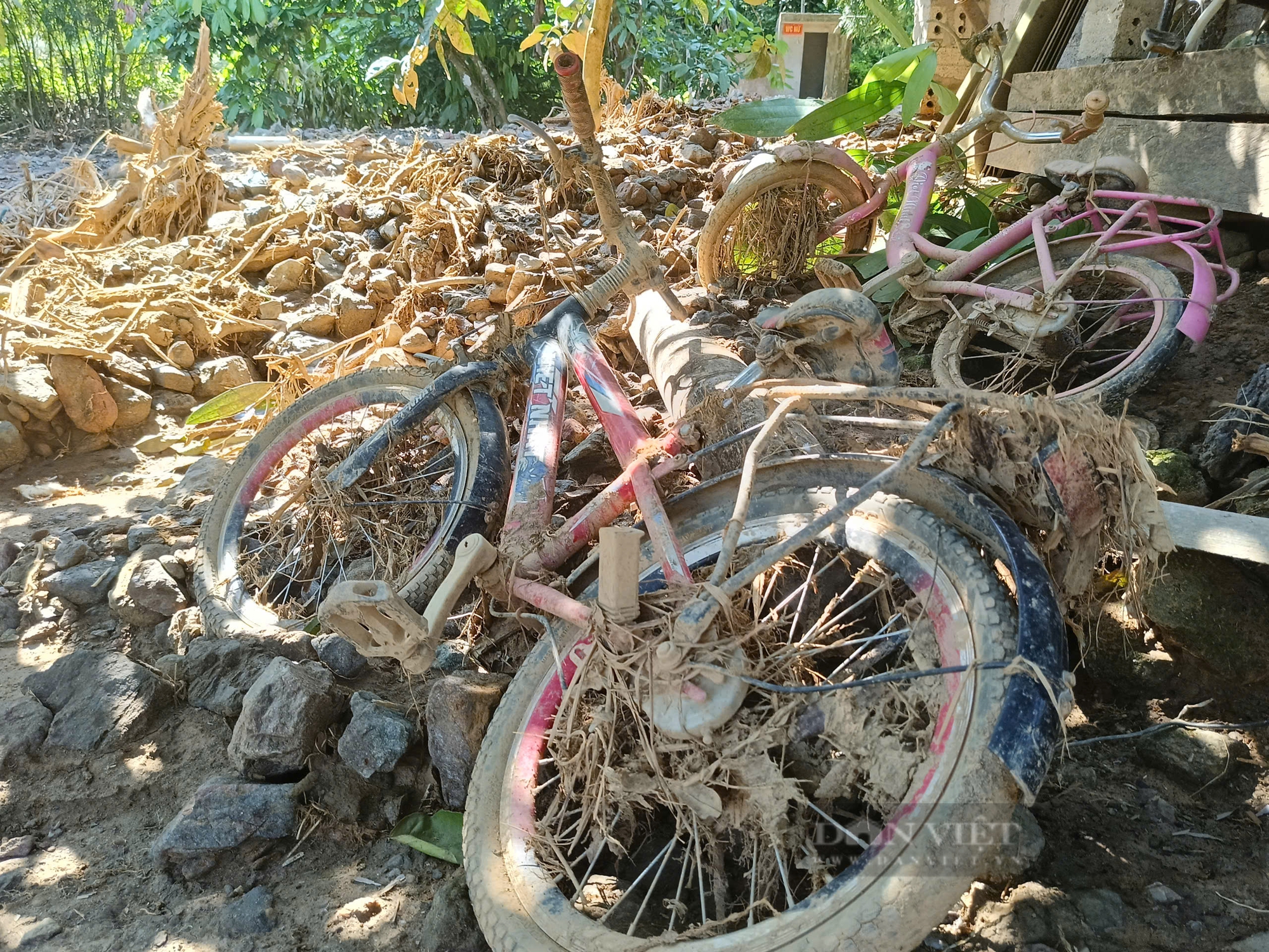 Cận cảnh dòng lũ quét từ đỉnh núi ập xuống cuốn trôi nhiều nhà cửa, tài sản của người dân ở Hà Giang- Ảnh 4.