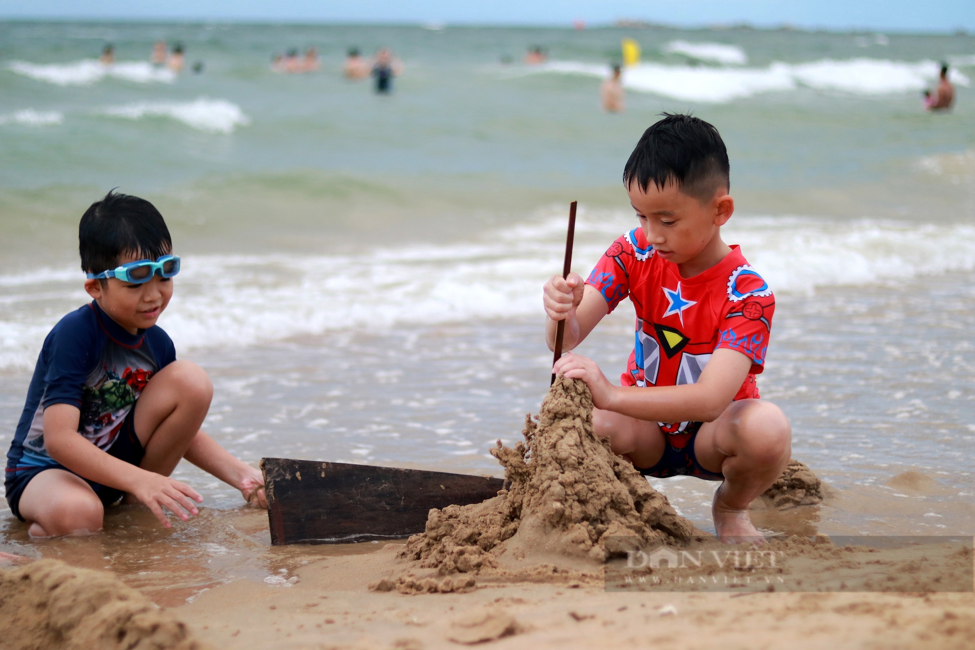 Biển Thiên Cầm (Hà Tĩnh) đón khoảng 30.000 khách du lịch, khách sạn “cháy phòng” dịp lễ Quốc khánh 2/9- Ảnh 9.