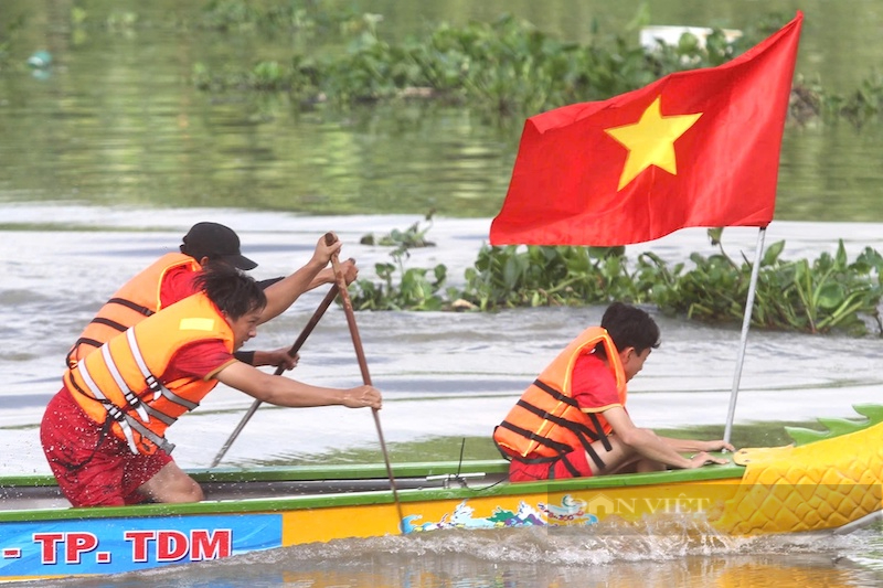 Người dân Bình Dương chen chân lên tháp cánh hoa dầu trị giá 10 tỷ đồng xem đua thuyền truyền thống- Ảnh 8.