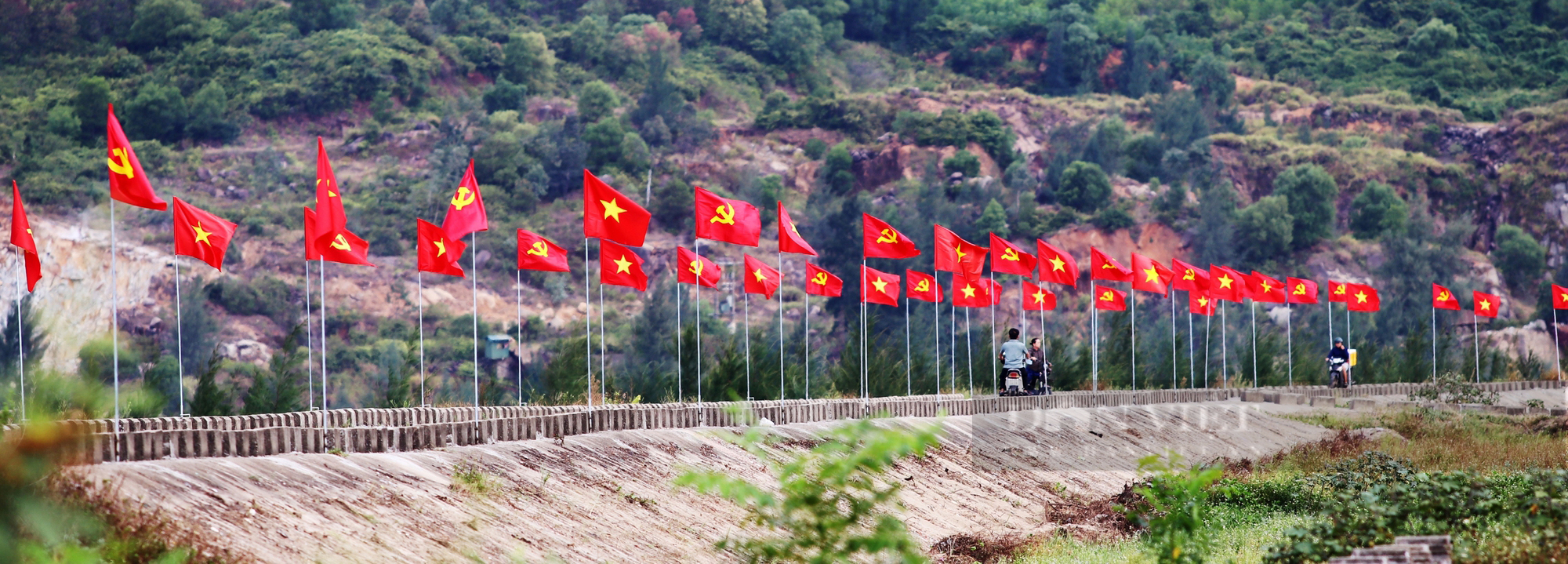 Hình ảnh thiêng liêng về cờ Tổ quốc: Từ biên giới xa xôi tới biển đảo đầy nắng gió - Ảnh 17.