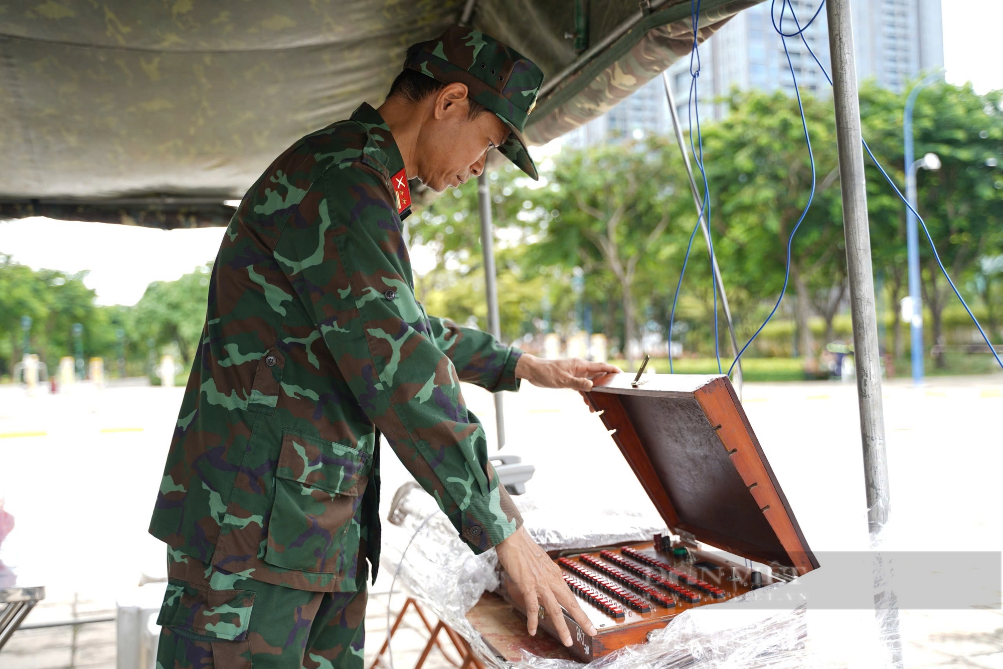 Những giàn pháo hoa chờ khai hỏa chào mừng Quốc khánh ở TP.HCM - Ảnh 5.