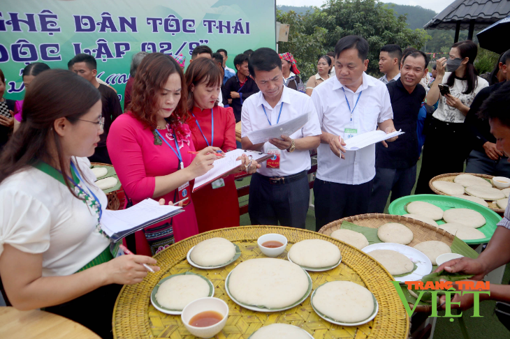 Đến Than Uyên vui Tết Độc lập, xem thi giã bánh dày, thêu thùa, đan lát - Ảnh 2.