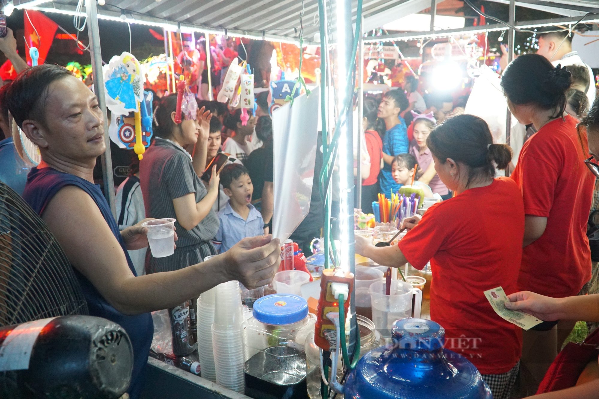 Phố phường Tuyên Quang trước Tết Trung thu: Người dân “cháy” hết mình nhưng cần cảnh giác một điều - Ảnh 3.