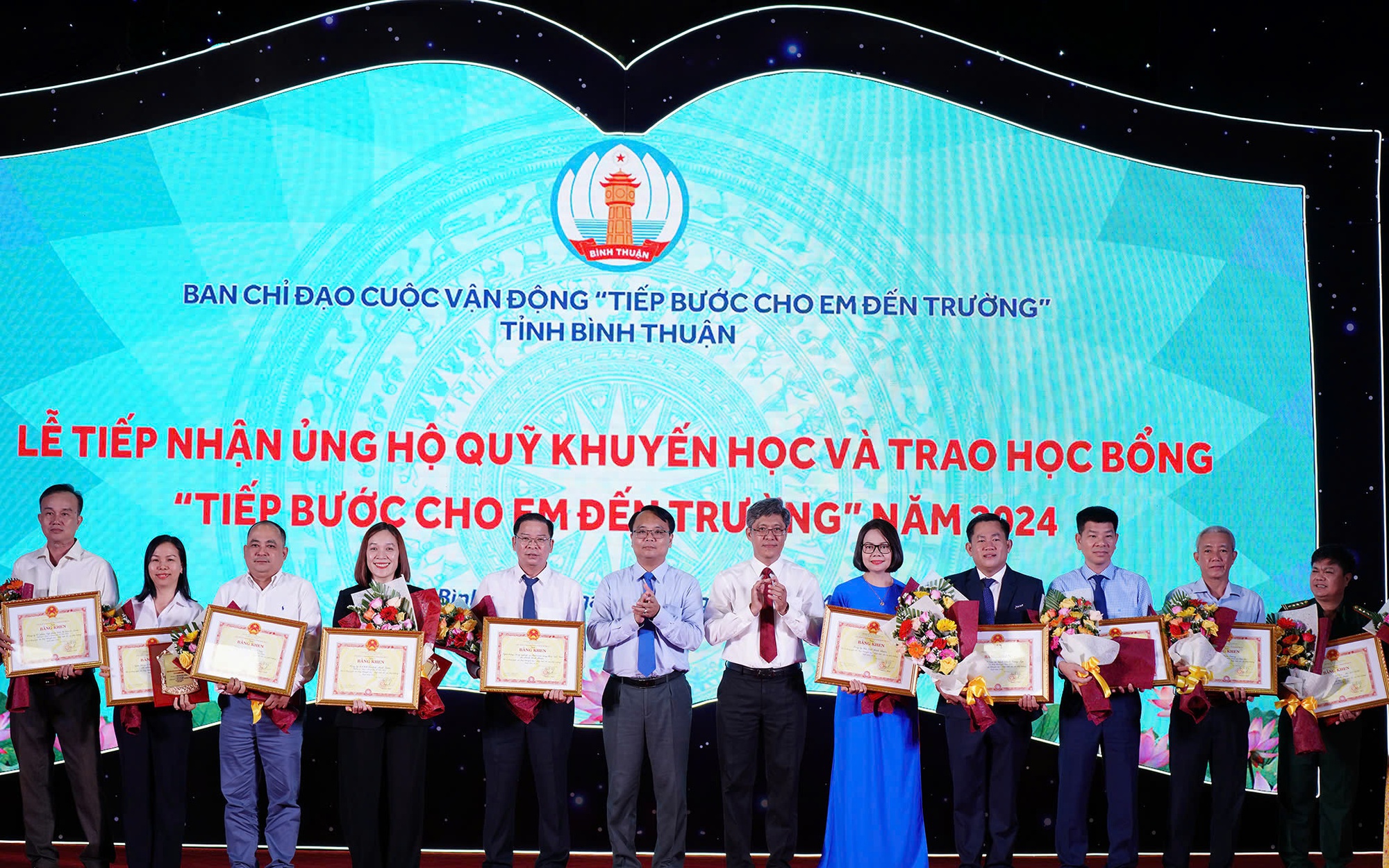 Trao thưởng cuộc thi trực tuyến "Tìm hiểu về chuyển đổi số" tỉnh Bình Thuận năm 2024 - Ảnh 4.