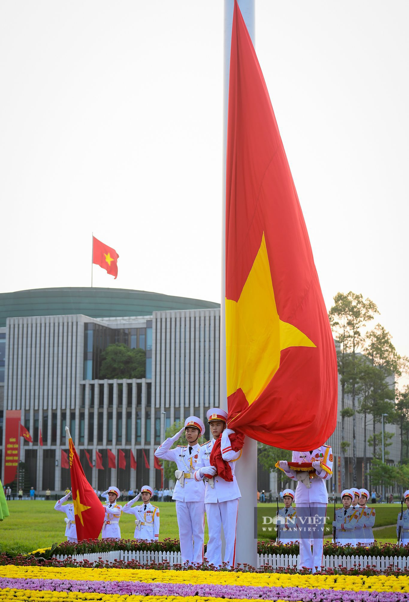 Hình ảnh thiêng liêng về cờ Tổ quốc: Từ biên giới xa xôi tới biển đảo đầy nắng gió - Ảnh 1.