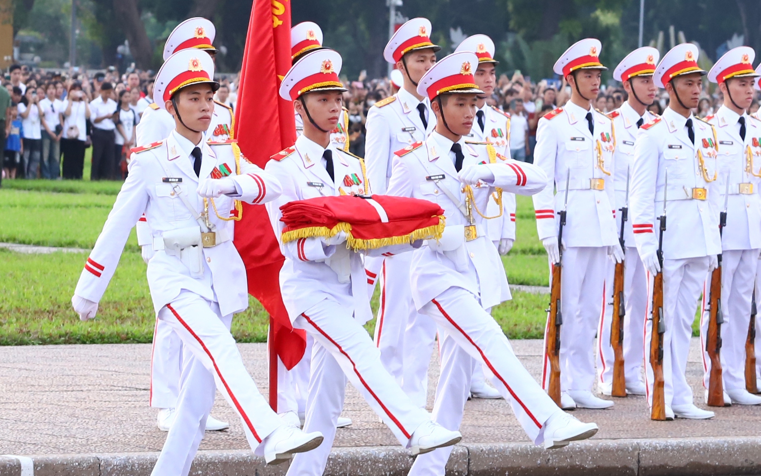 Lễ Quốc khánh 2/9: Không về quê, nhiều người lao động nghèo lựa chọn tiếp tục làm việc - Ảnh 5.