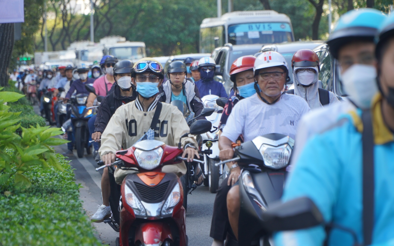 Đèn tín hiệu xanh chỉ có 25 giây trên quốc lộ 1, đoàn xe nối đuôi kéo dài ở Long An- Ảnh 2.