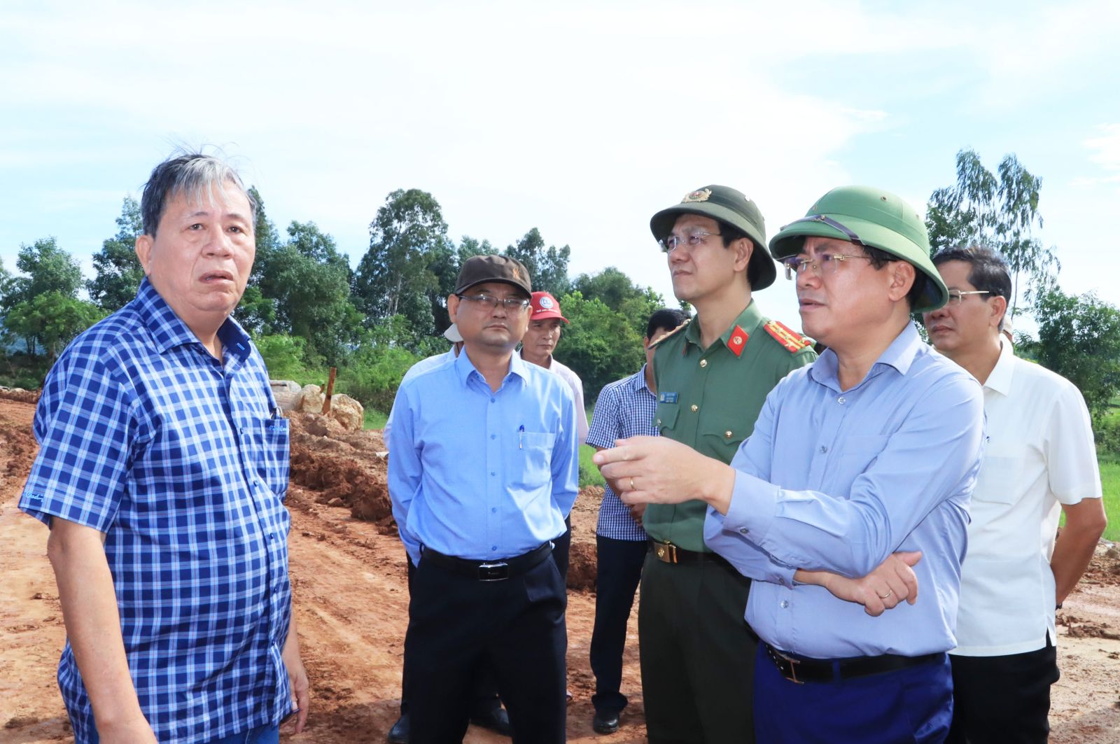 Chủ tịch Bình Định: Hoàn trả lại các tuyến đường bị hỏng, do xe tải thi công cao tốc Bắc – Nam- Ảnh 3.