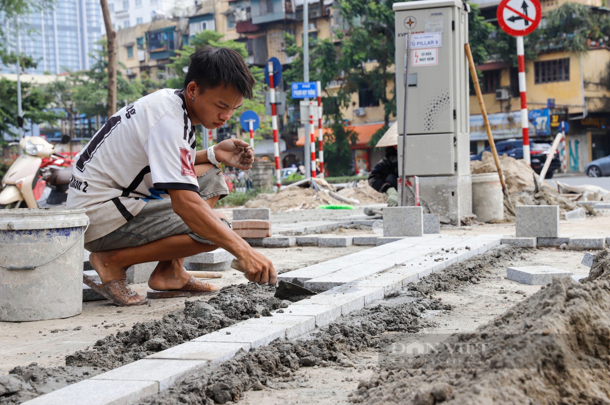 Diện mạo phố đi bộ mới của Hà Nội với hệ thống đèn trạm khắc "Giảng Võ Đường"- Ảnh 4.