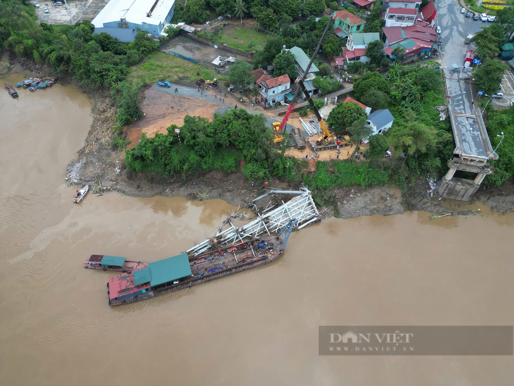 Vụ sập cầu Phong Châu: Hiệp đồng chặt chẽ, đẩy nhanh tiến độ trục vớt, lắp đặt cầu phao- Ảnh 4.