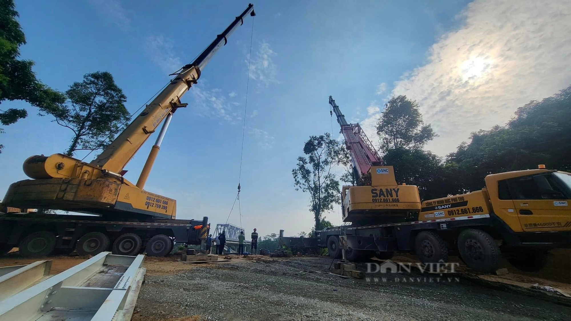 Vụ sập cầu Phong Châu: Hiệp đồng chặt chẽ, đẩy nhanh tiến độ trục vớt, lắp đặt cầu phao- Ảnh 1.