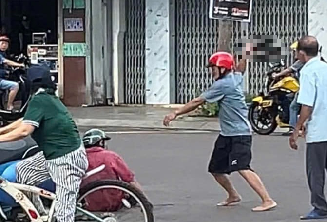 "Hé lộ" nguyên nhân vụ vác dao chém người gây náo loạn giữa trung tâm Quy Nhơn, Bình Định- Ảnh 1.