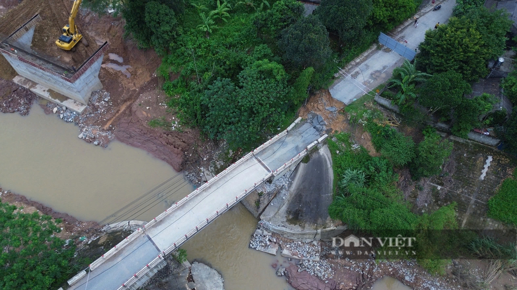 Cận cảnh cây cầu bị sập được đề nghị phá dỡ, ngừng khai ở Hòa Bình - Ảnh 1.