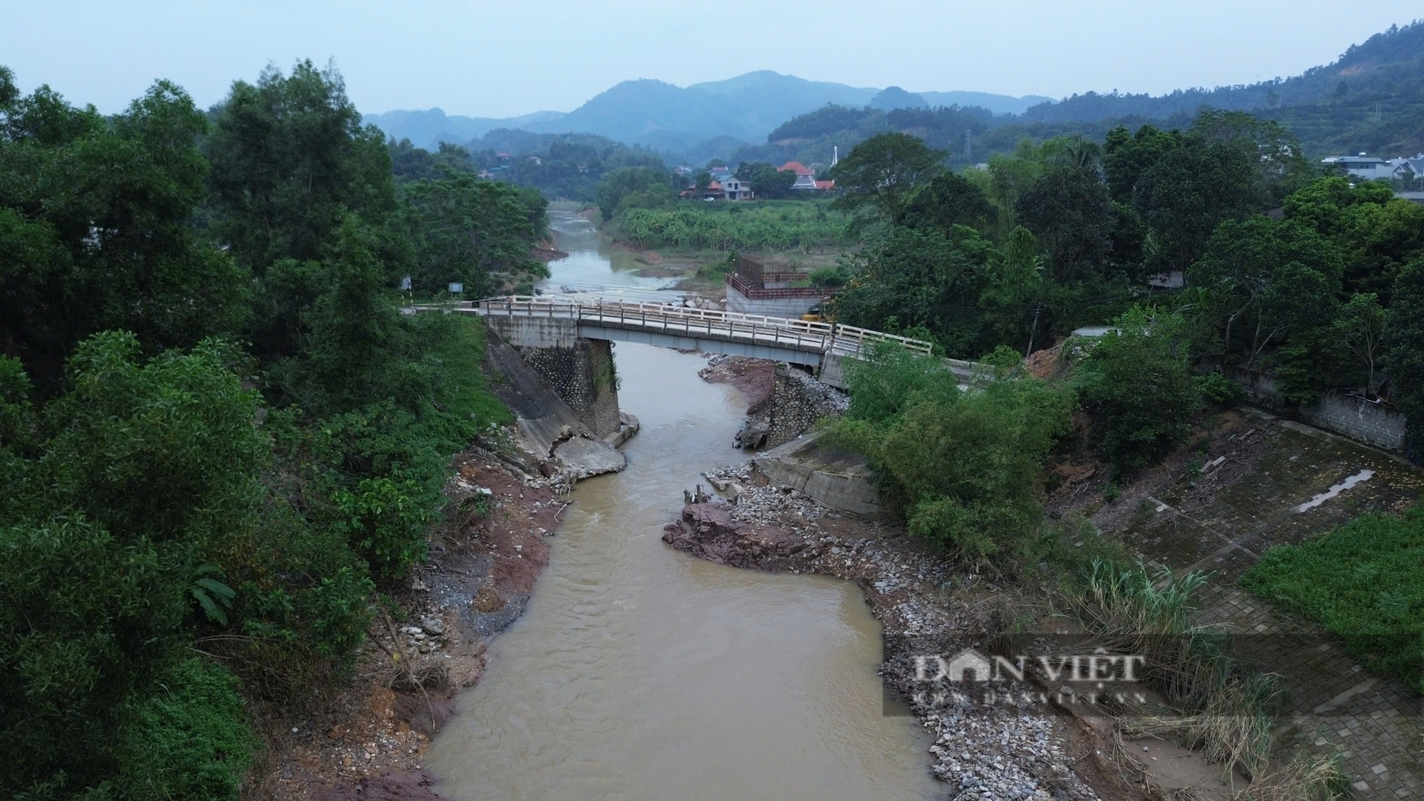 Cận cảnh cây cầu bị sập được đề nghị phá dỡ, ngừng khai ở Hòa Bình - Ảnh 11.