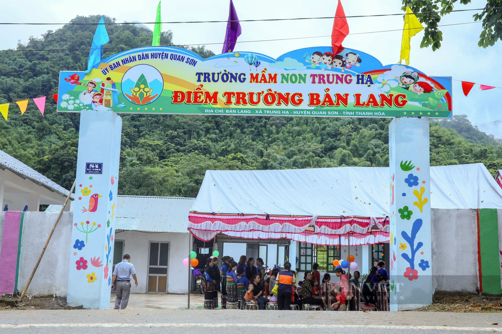 Điểm trường vùng biên khoác áo mới từ vật liệu tái chế- Ảnh 2.