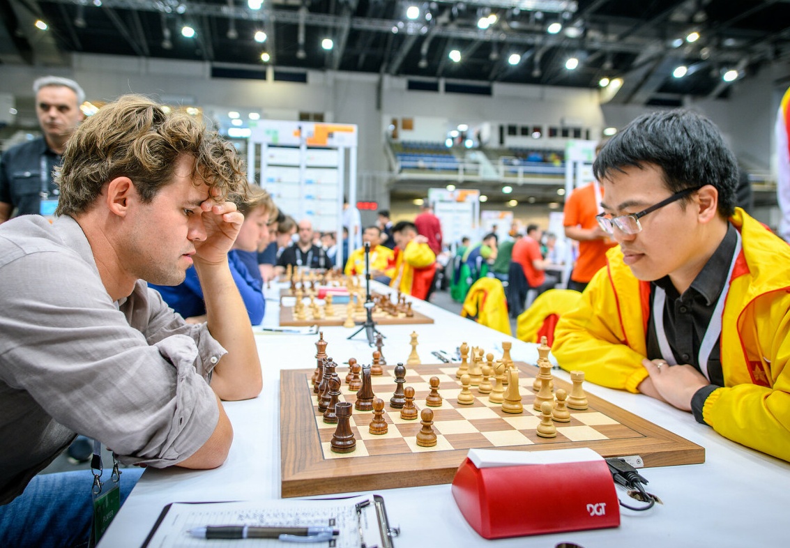 Lê Quang Liêm dùng Hậu đổi bộ ba Xe Tượng Mã của Magnus Carlsen và cái kết! - Ảnh 1.