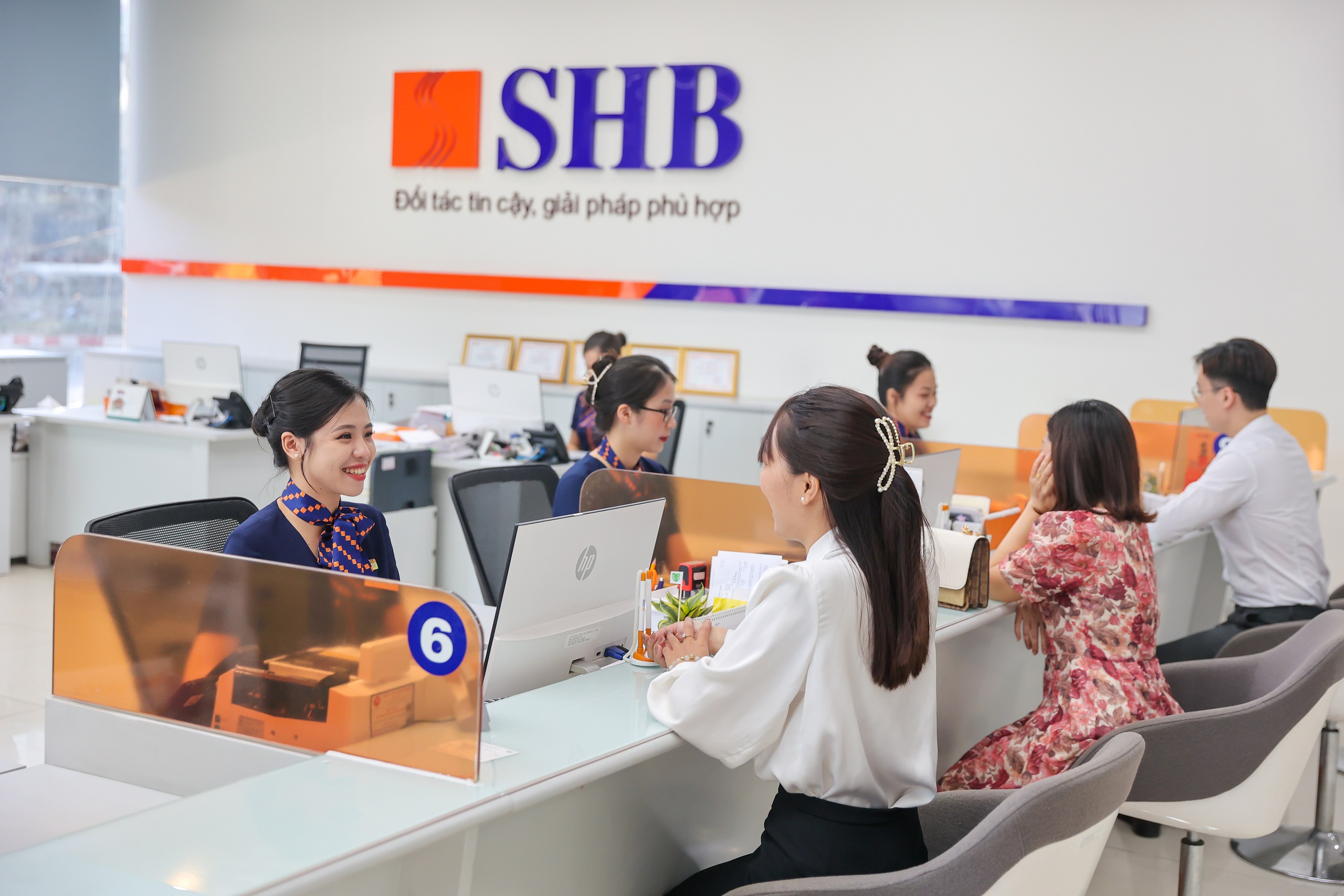 SHB giảm 50% tiền lãi cho khách hàng bị ảnh hưởng bão lũ, cấp khoản vay mới lãi suất 4,5%/năm - Ảnh 1.