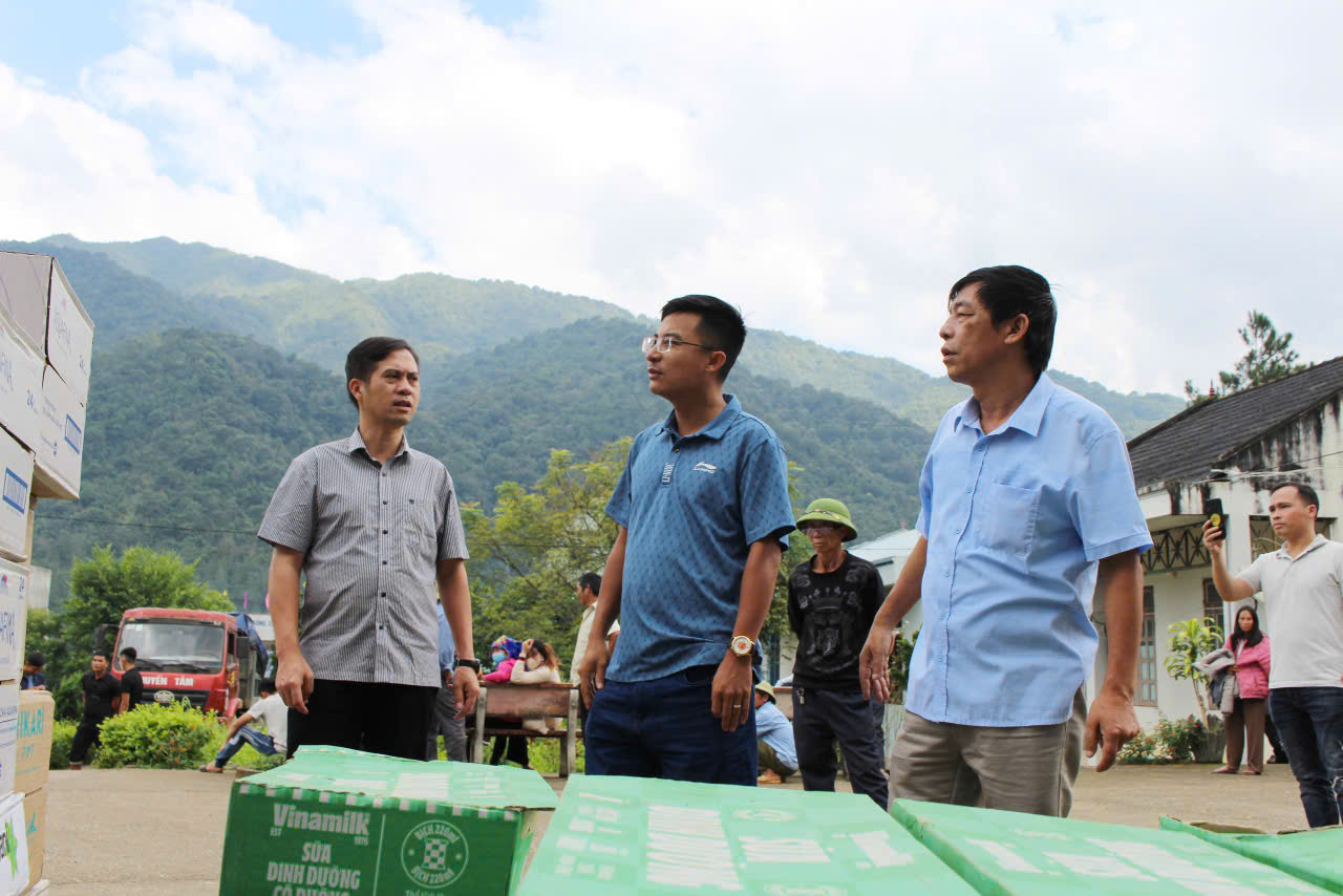 Báo Nông thôn Ngày nay/điện tử Dân Việt gửi những xuất qùa đến vùng lũ Sơn La - Ảnh 11.