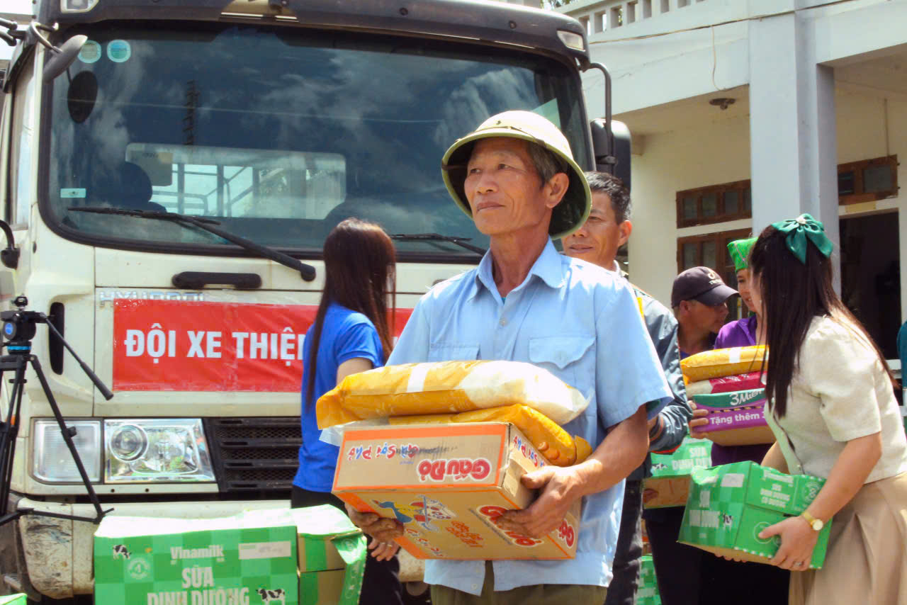 Báo Nông thôn Ngày nay/điện tử Dân Việt gửi những xuất qùa đến vùng lũ Sơn La - Ảnh 20.