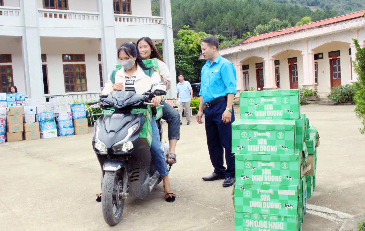 Báo Nông thôn Ngày nay/điện tử Dân Việt gửi những xuất qùa đến vùng lũ Sơn La - Ảnh 26.