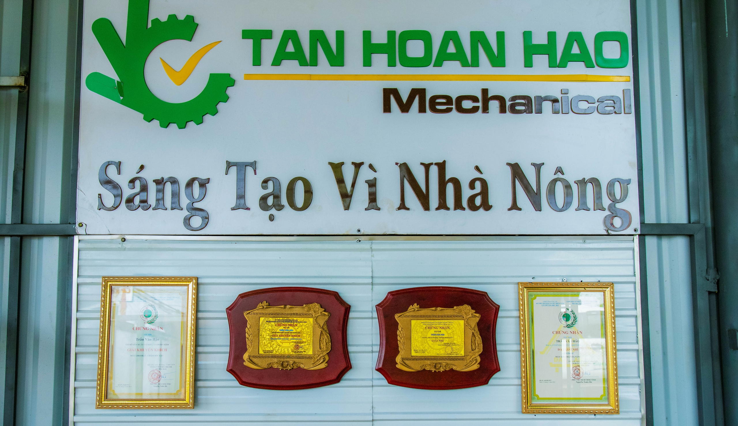 Chàng trai trẻ ở Đắk Lắk rời công ty nước ngoài, trở thành tỷ phú và Nông dân xuất sắc Việt Nam 2024 - Ảnh 2.