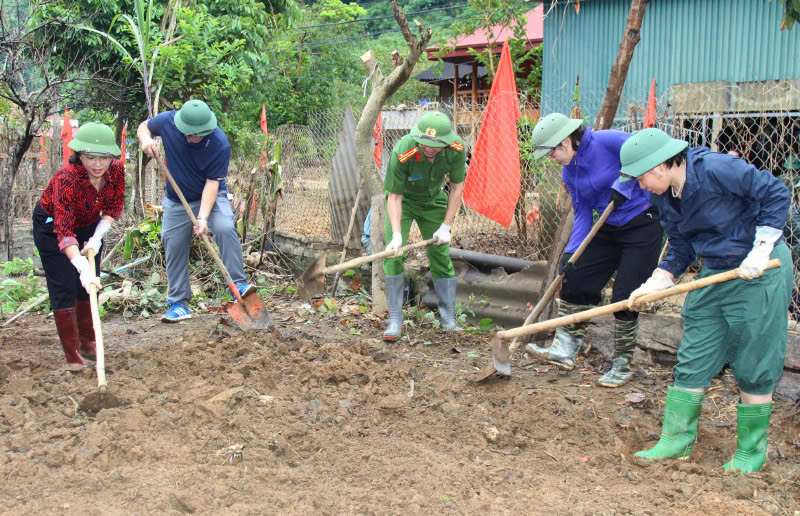 Huy động hơn 500 người giúp bản ngập úng ở Sơn La - Ảnh 2.