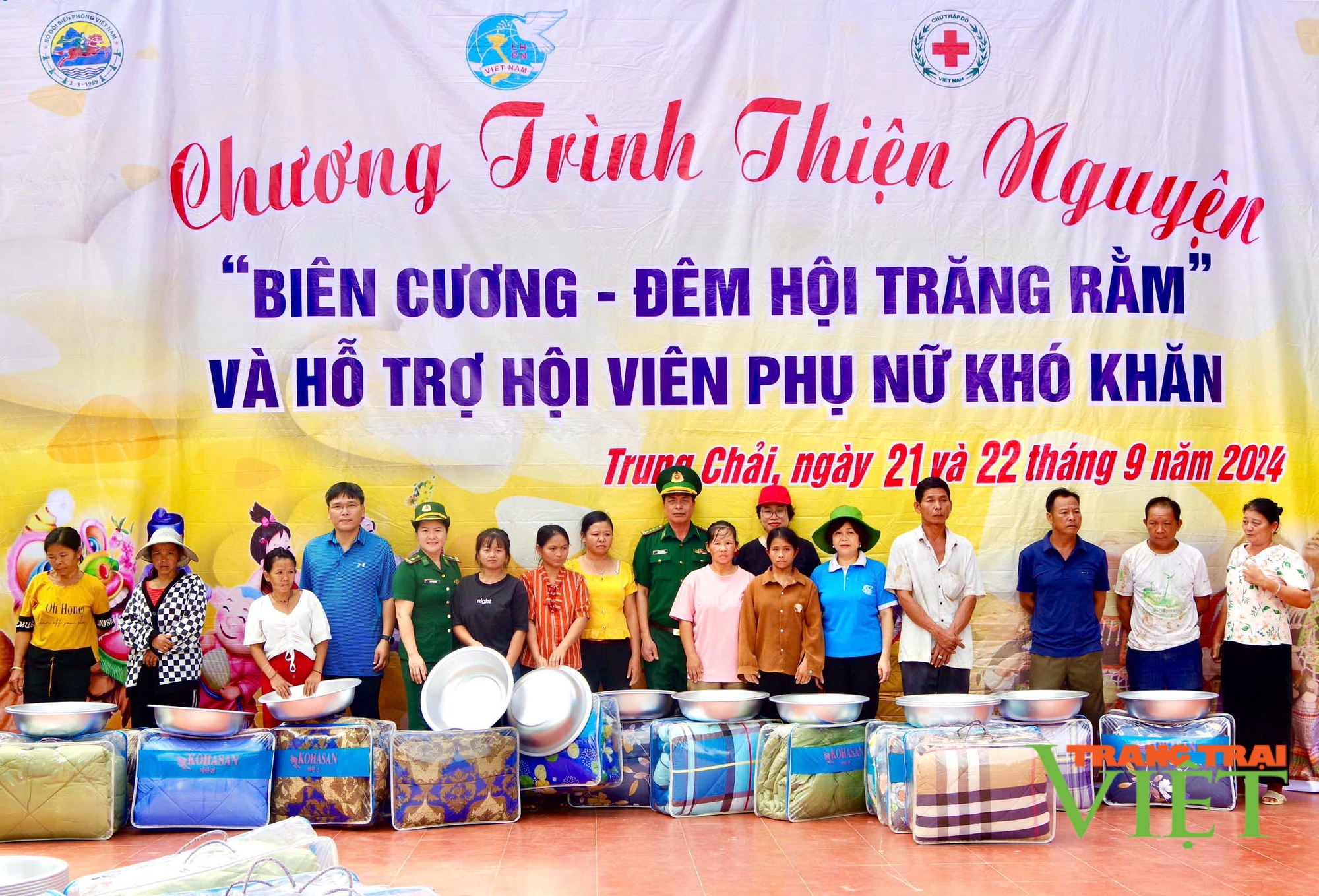 Lai Châu: Tặng quà cho học sinh, hội viên phụ nữ có hoàn cảnh khó khăn - Ảnh 1.