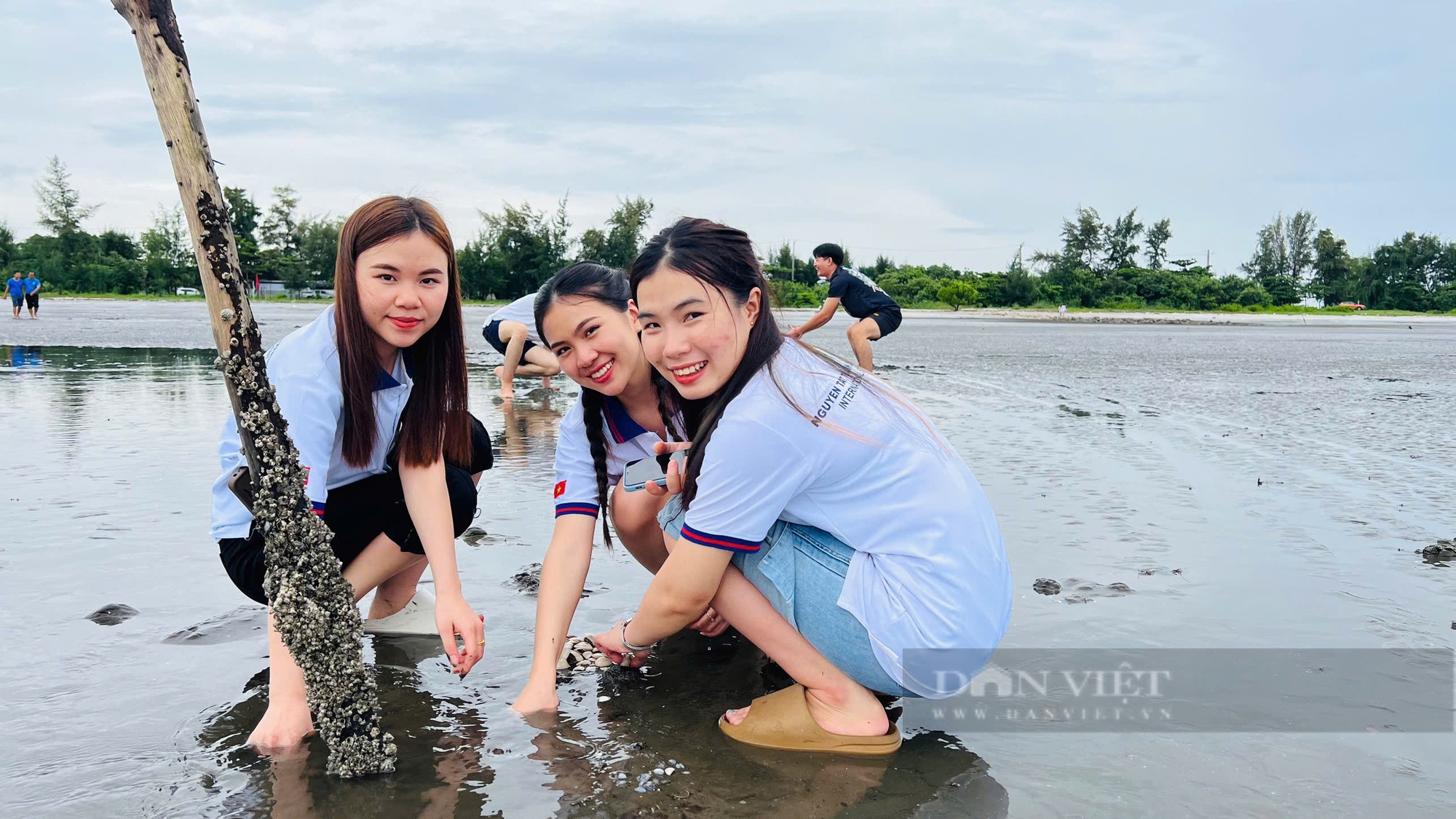 Hội Nông dân TP.Hồ Chí Minh giúp sinh viên Lào, Campuchia trải nghiệm một ngày làm nông dân ở Cần Giờ- Ảnh 1.