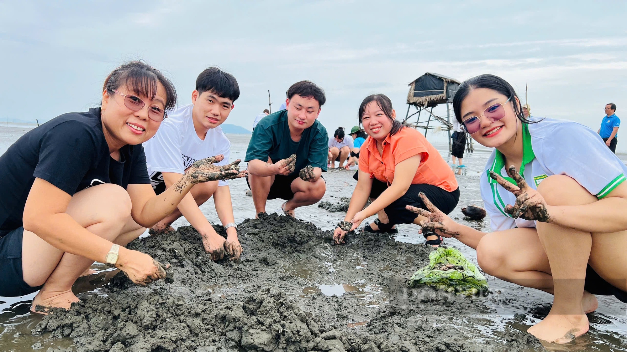 Hội Nông dân TP.Hồ Chí Minh giúp sinh viên Lào, Campuchia trải nghiệm một ngày làm nông dân ở Cần Giờ- Ảnh 2.