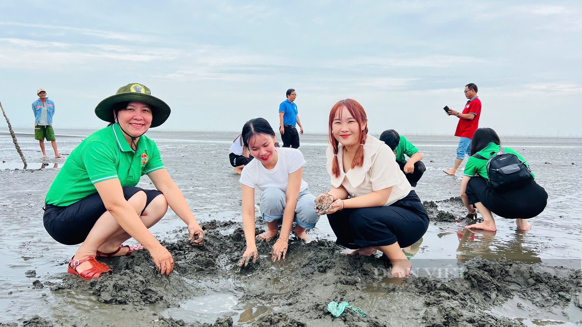 Hội Nông dân TP.Hồ Chí Minh giúp sinh viên Lào, Campuchia trải nghiệm một ngày làm nông dân ở Cần Giờ- Ảnh 4.