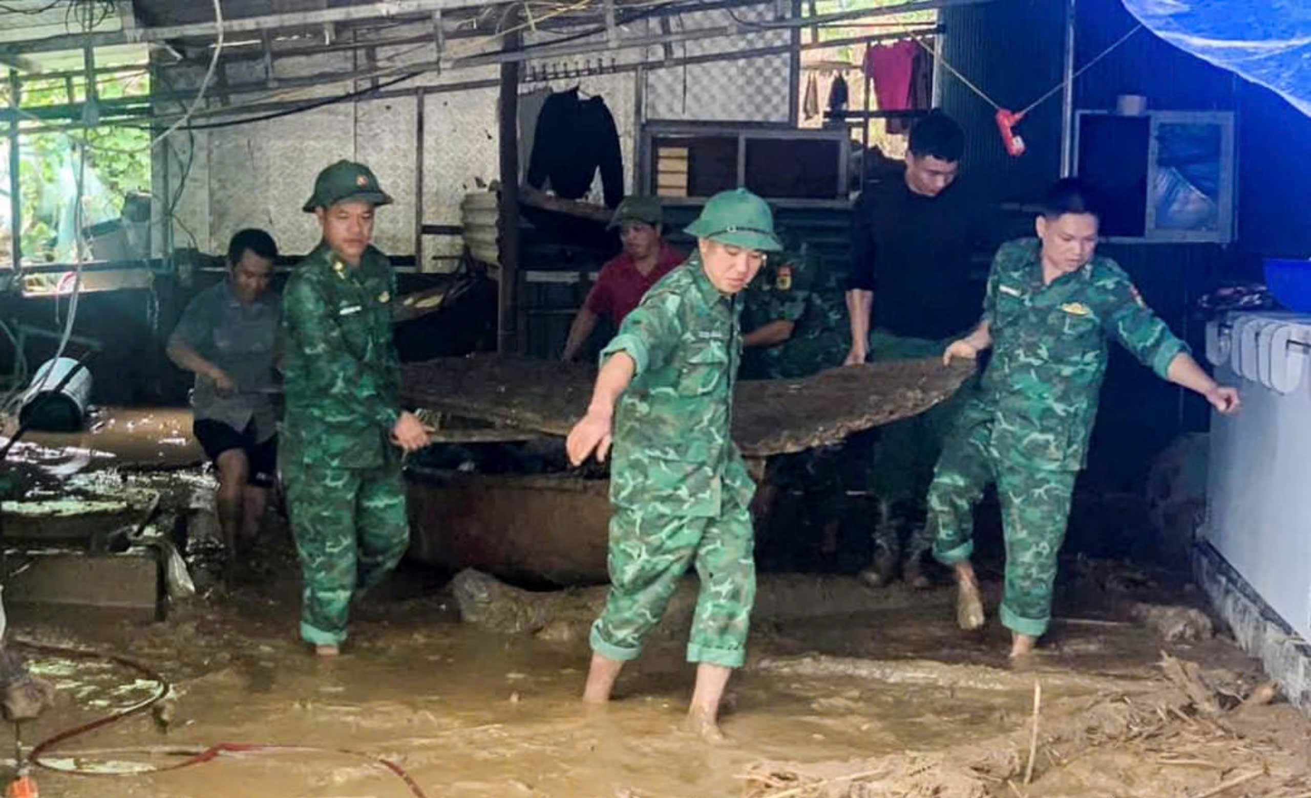 Người lính "quân hàm xanh" sát cánh cùng Nhân dân Bát Xát khắc phục hậu quả mưa lũ - Ảnh 3.