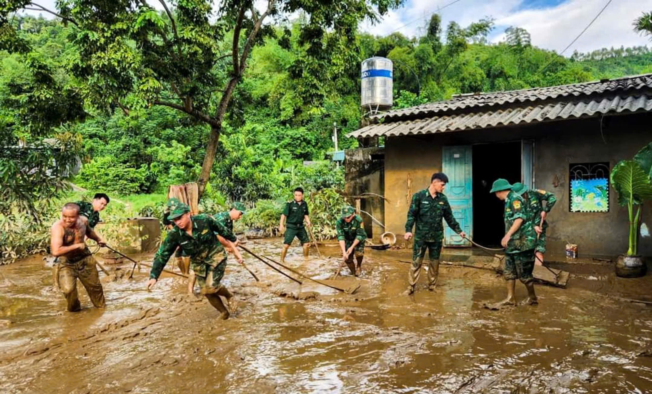 Người lính "quân hàm xanh" sát cánh cùng Nhân dân Bát Xát khắc phục hậu quả mưa lũ - Ảnh 1.