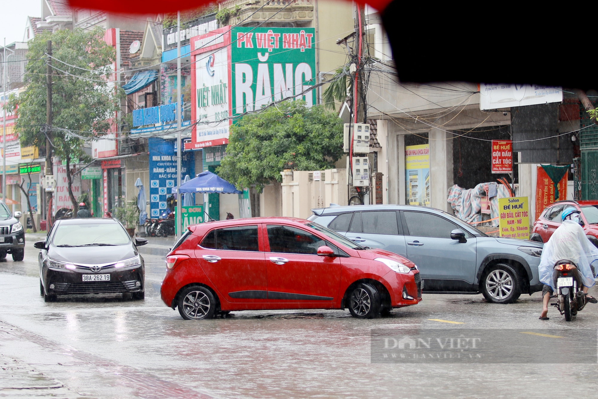 Đường phố Hà Tĩnh ngập sâu do mưa lớn khiến nhiều phương tiện chết máy- Ảnh 10.